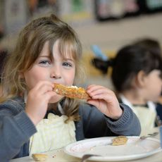 Les enfants des structures petite enfance et écoles primaires bénéficient de repas de qualité confectionnés avec des produits durables et bio par le Centre municipal de restauration.