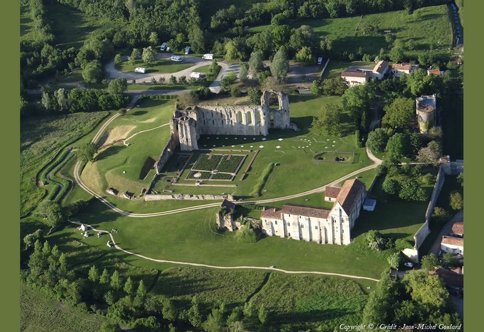 "Maillezais, une abbaye clunisienne en Bas-Poitou"